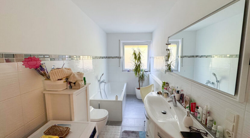 Tageslichtbad mit Dusche und Wanne Einliegerwohnung