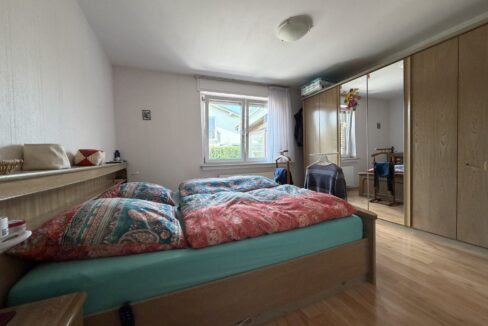 Elternzimmer mit Blick in den Garten