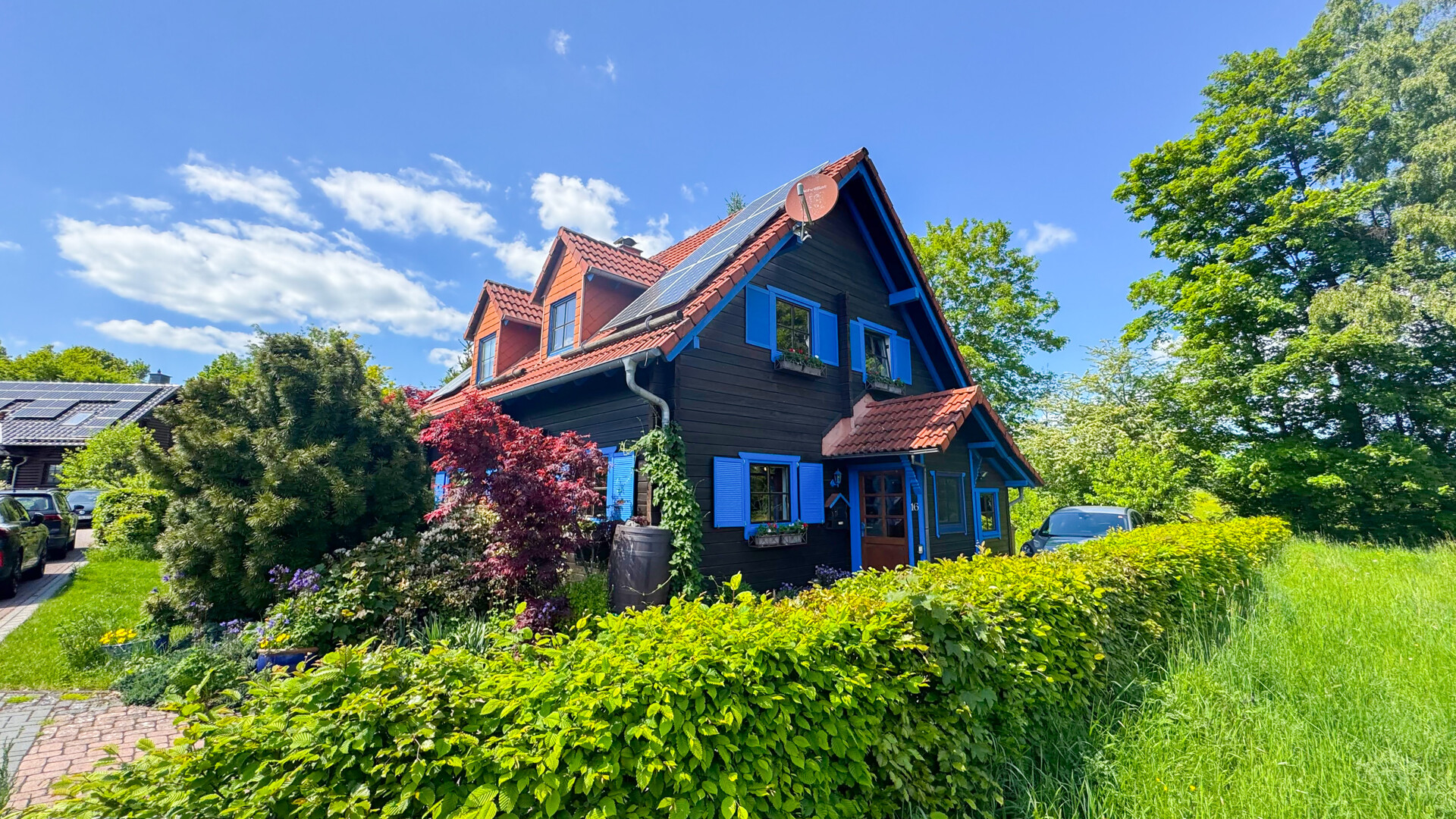 Ländliche Ruhe, stadtnah genießen. Schickes Blockhaus mit Garten in Feldrandlage!
