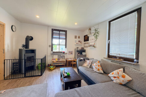 Wohnzimmer mit Kamin (EG)