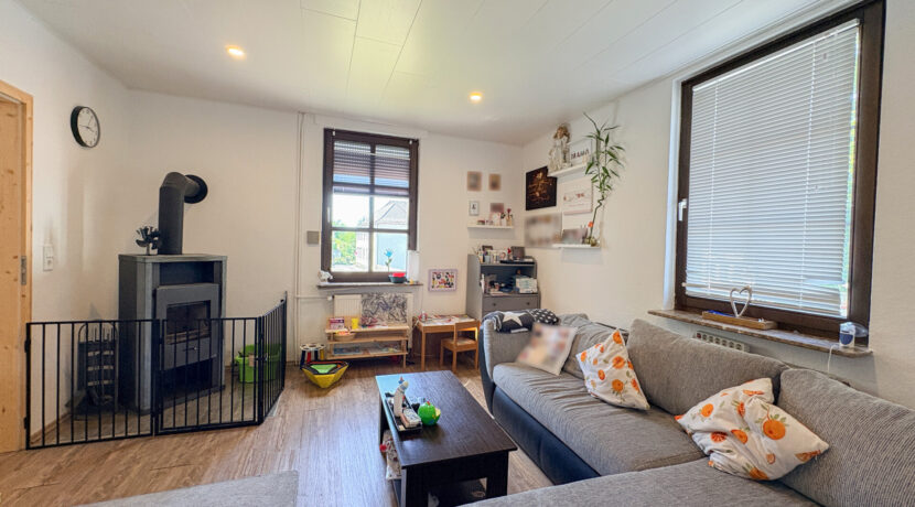 Wohnzimmer mit Kamin (EG)