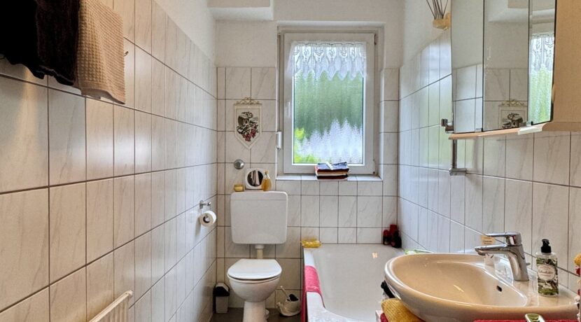 Altbau - Bad EG rechts