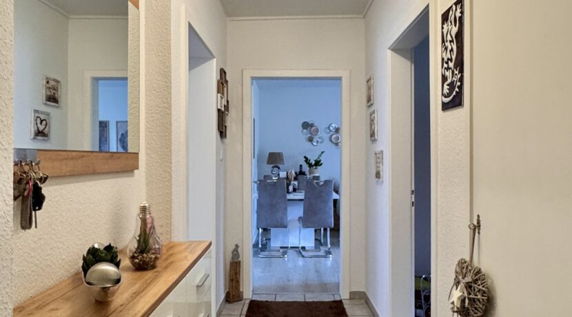 Altbau - Flur EG links