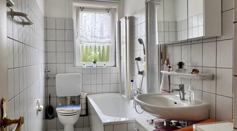 Altbau - Bad OG rechts