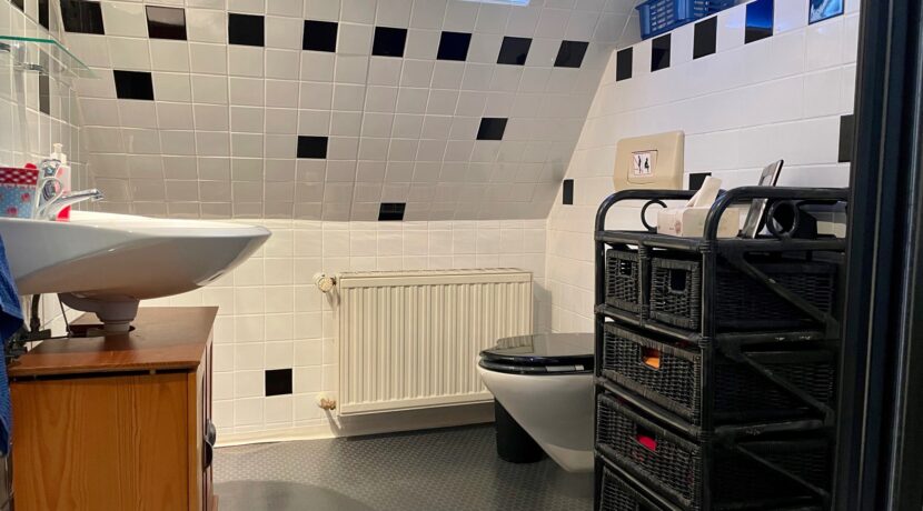 Bad mit Dusche (DG)