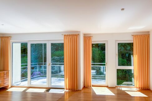 lichtdurchflutetes Wohnzimmer