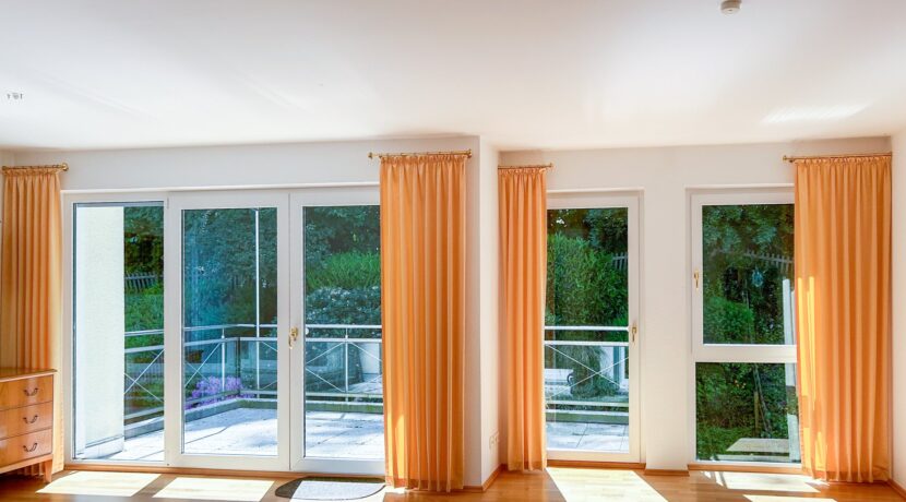 lichtdurchflutetes Wohnzimmer