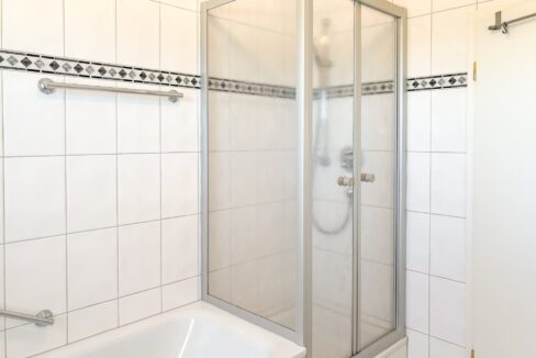 Badezimmer mit Dusche und Wanne