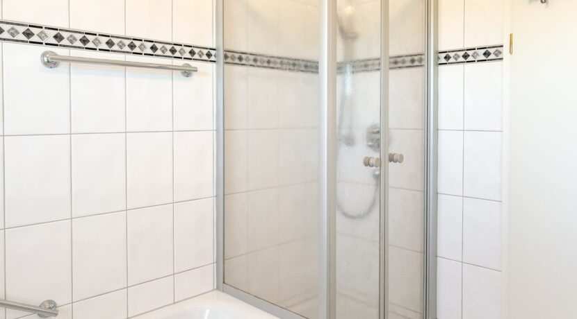 Badezimmer mit Dusche und Wanne