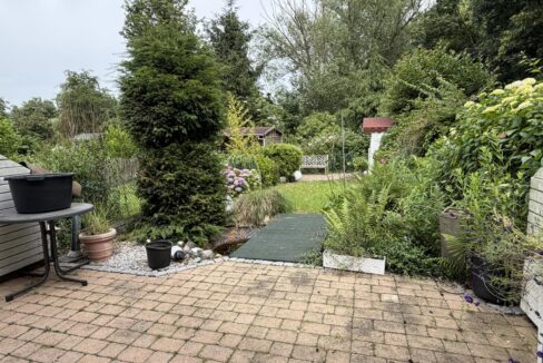 Terrasse mit Blick in den Garten
