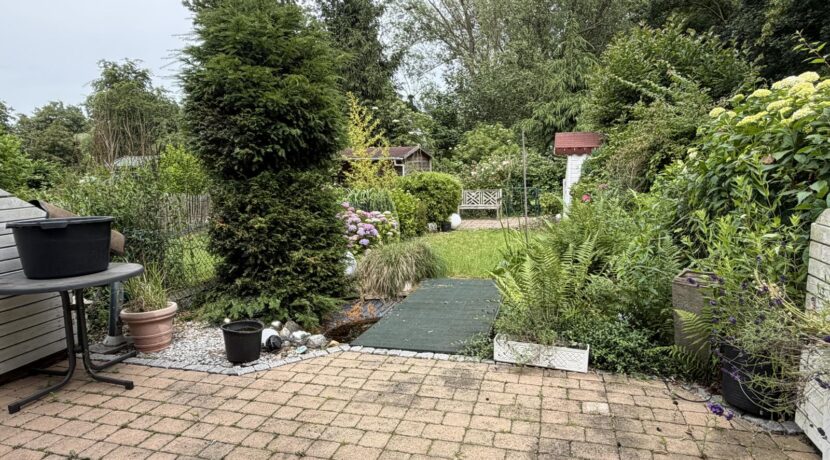 Terrasse mit Blick in den Garten
