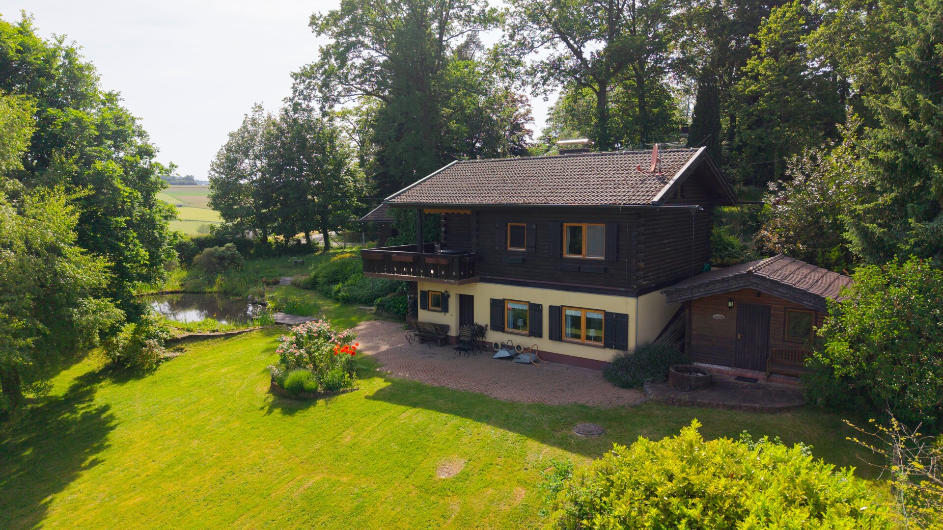 Absolute Wohlfühloase – Ferienhäuschen mit wunderschönem Fernblick, Schwimmteich und Sauna in ruhiger Randlage!