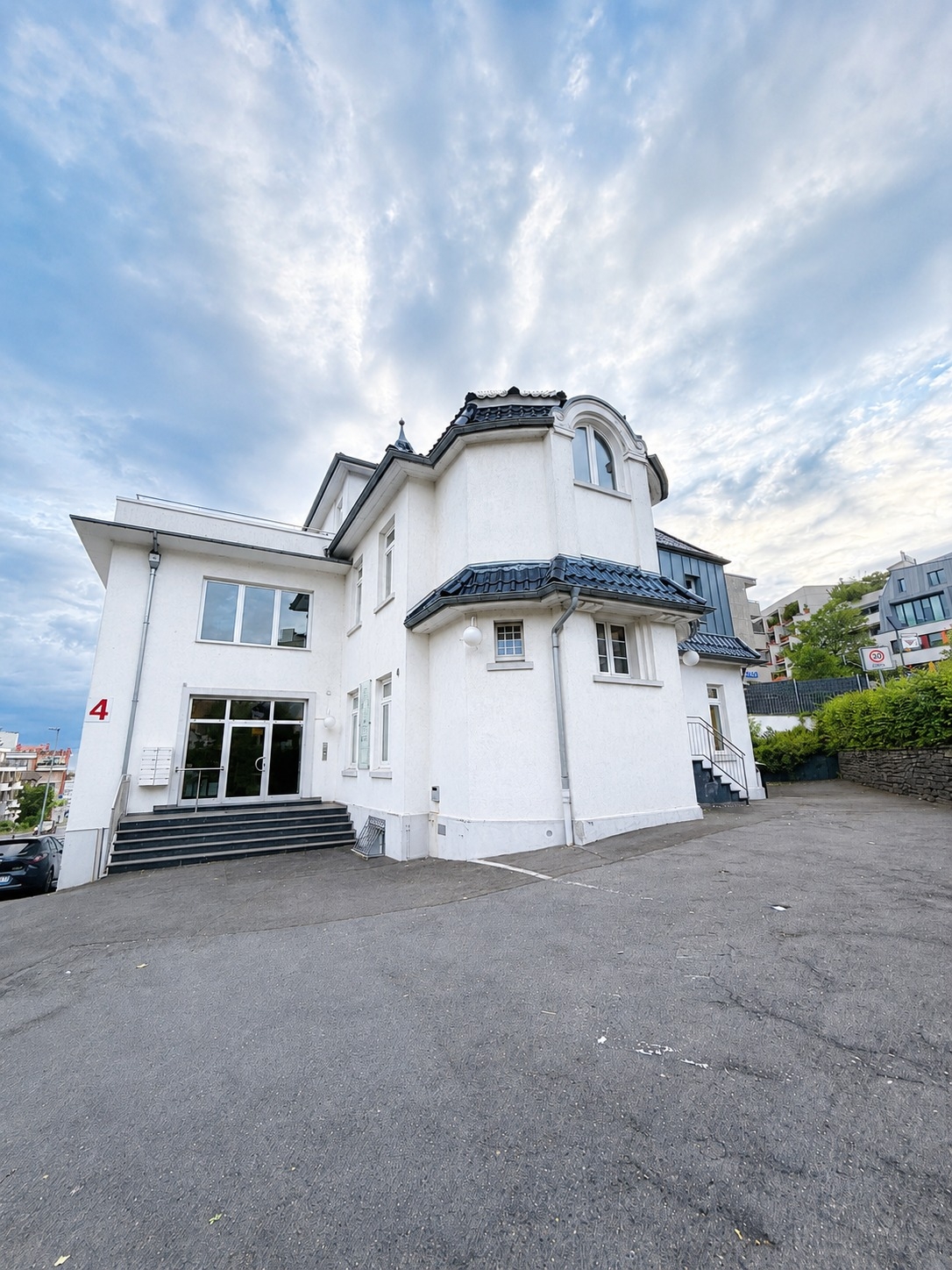Haus in Haus! Zentrale 3- Zimmerwohnung mit Dachterrasse