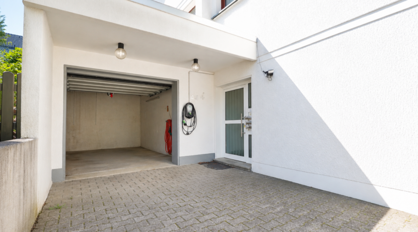 Hauszugang und Garage