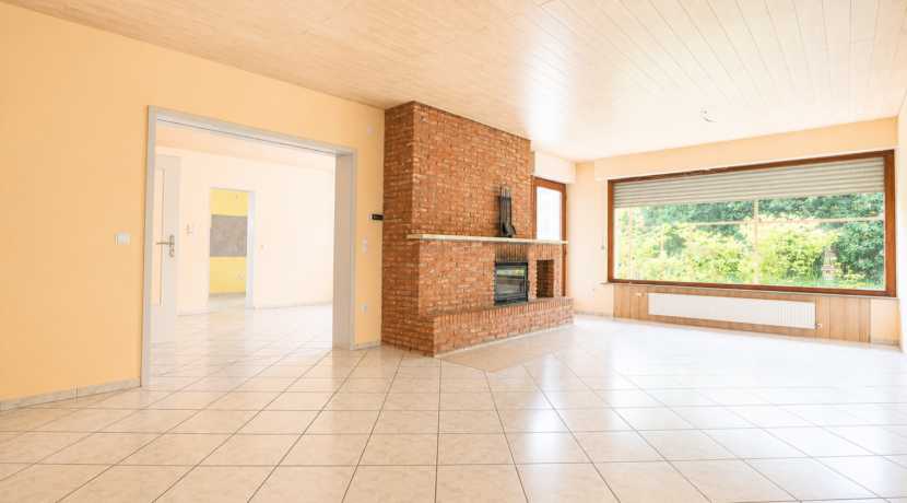 Wohnbereich mit Kamin im EG