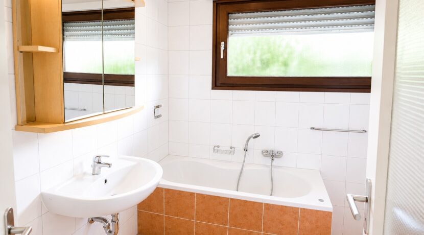 Dusche und Badewanne