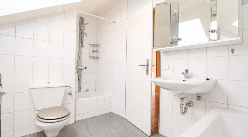 Tageslichtbad mit Dusche und Badewanne im DG