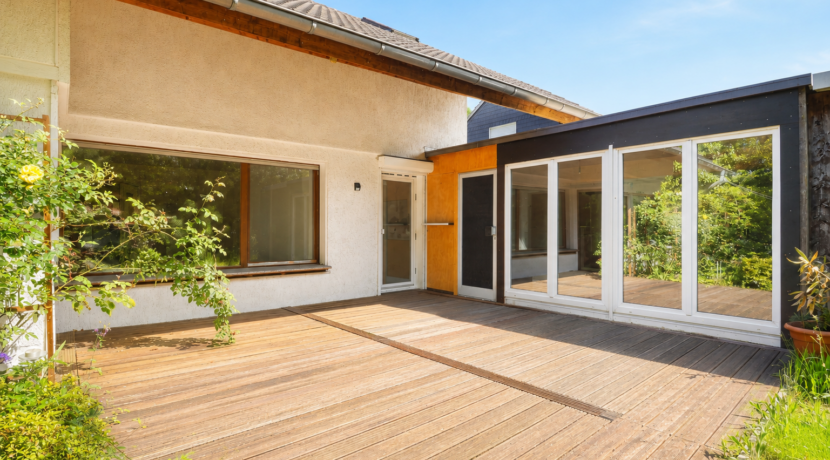 Terrasse mit Zugang zum Hobbyraum