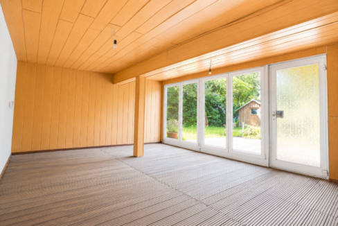 Große bodentiefe Fenster zum Garten