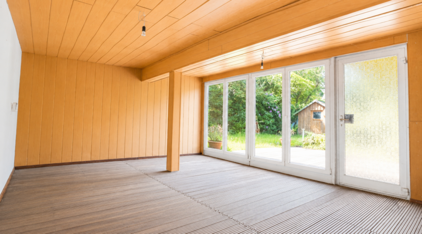Große bodentiefe Fenster zum Garten