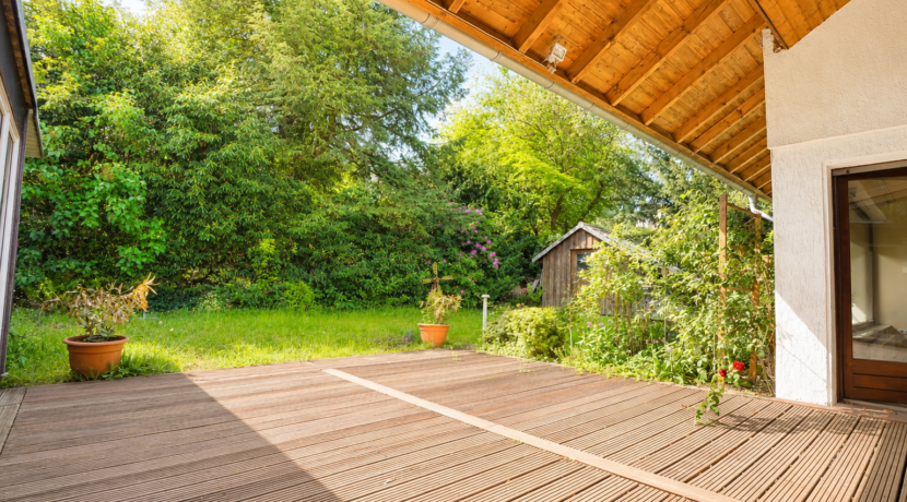 Terrasse mit angrenzenden Garten