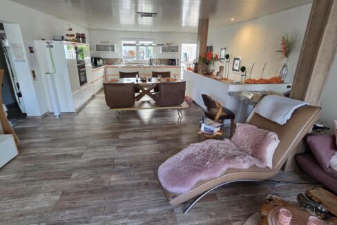 geräumiges Wohnzimmer