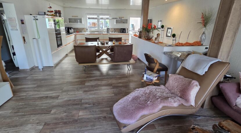 geräumiges Wohnzimmer