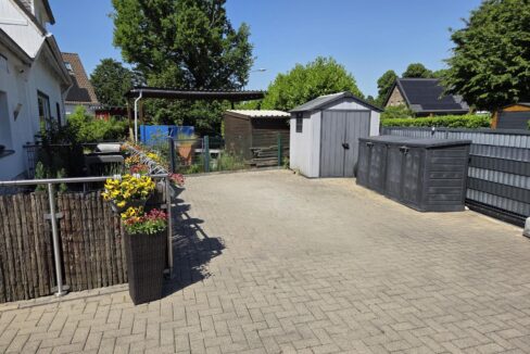 Parkfläche vor dem Haus
