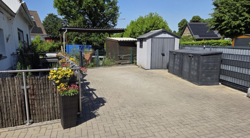 Parkfläche vor dem Haus