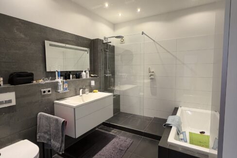 Modernes Badezimmer
