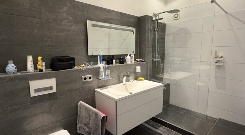 ..mit Dusche und Badewanne