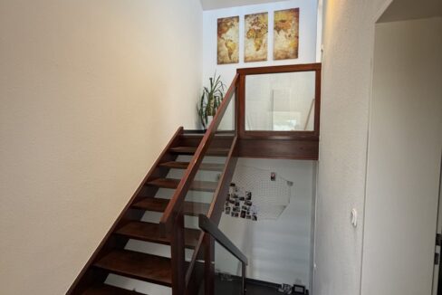 Holztreppe zum Dachgeschoss
