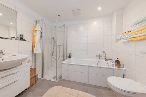 Badezimmer mit Dusche und Wanne