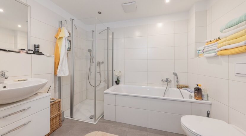 Badezimmer mit Dusche und Wanne