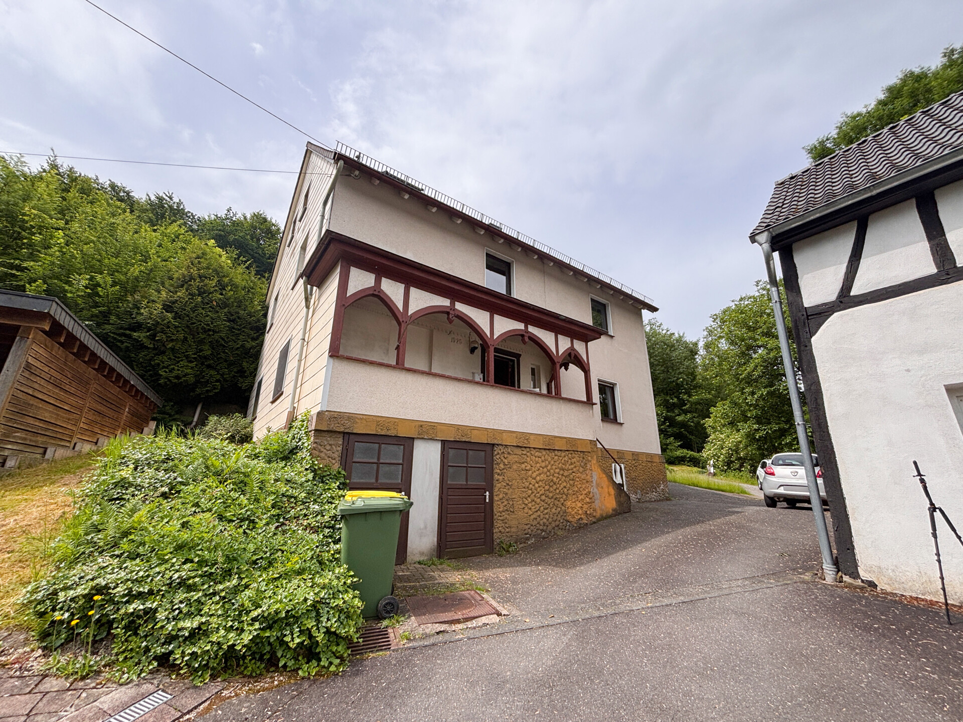 Ein-/Zweifamilienhaus mit großzügigem Hanggrundstück in idyllischer Lage von Windeck!