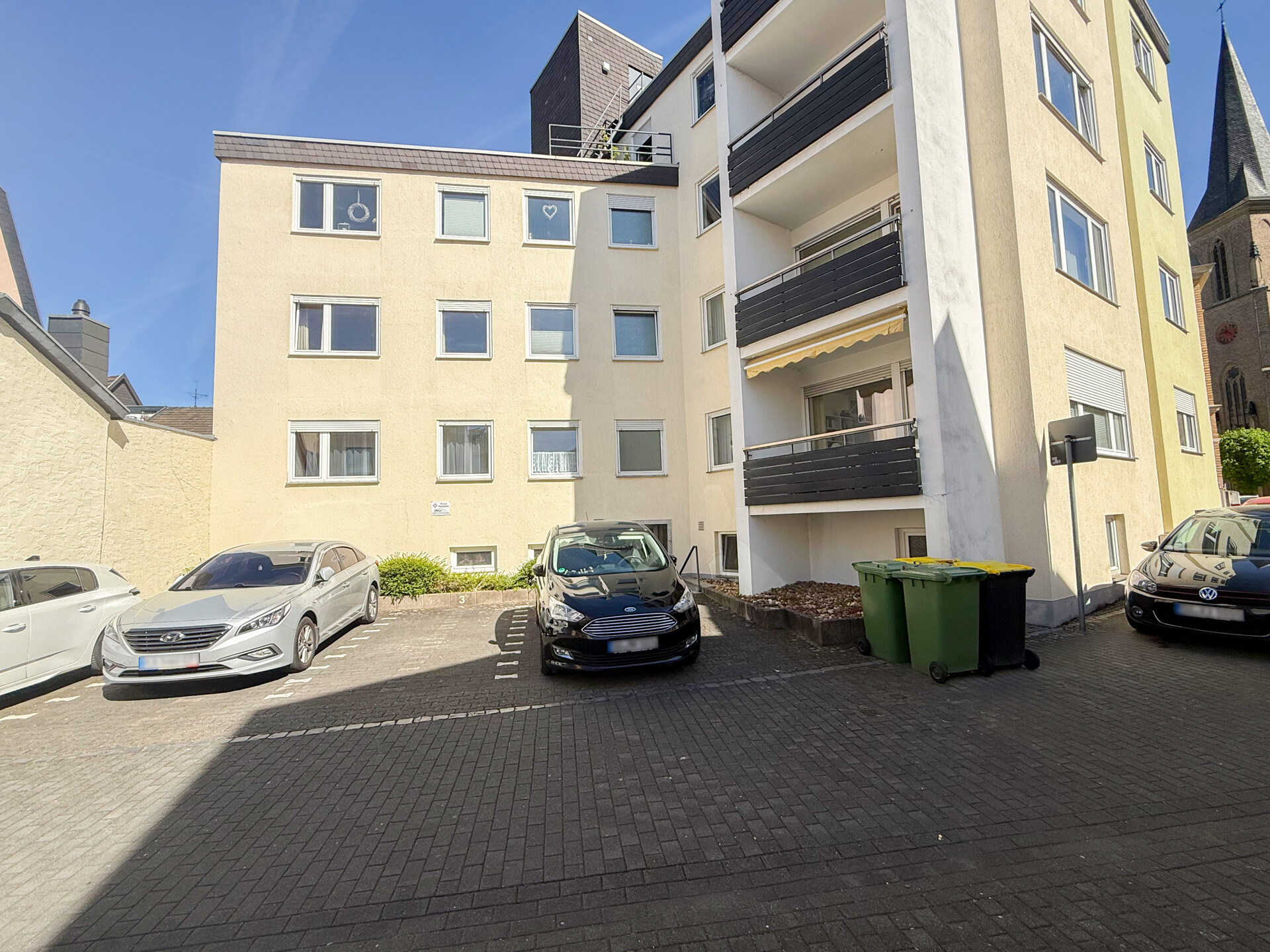 Großzügig geschnittenes Appartement in gepflegtem Mehrfamilienhaus mit Aufzug in Königswinter
