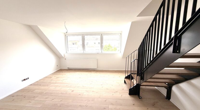 Wohnzimmer mit Treppe