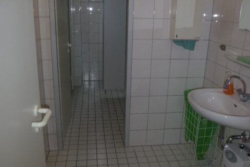 Getrennte Damen und Herren WC Anlagen mit Tageslicht
