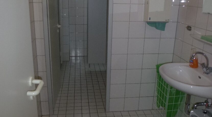 Getrennte Damen und Herren WC Anlagen mit Tageslicht