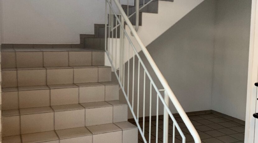 gepflegtes Treppenhaus Zugang zur Mietfläche