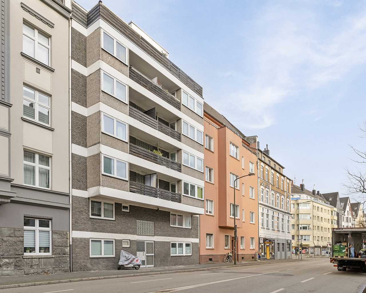 Ideal aufgeteilte 2-Zimmer-Wohnung mit zwei Loggien und Aufzug in Düsseldorf-Pempelfort
