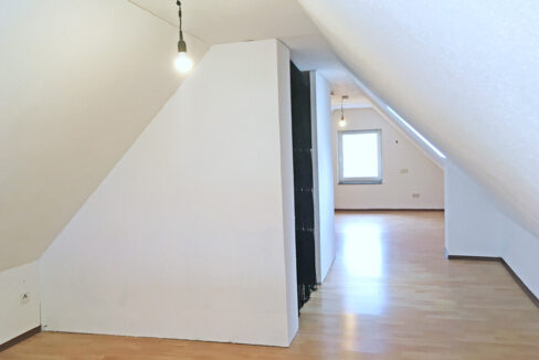 Empore mit Einbauschrank