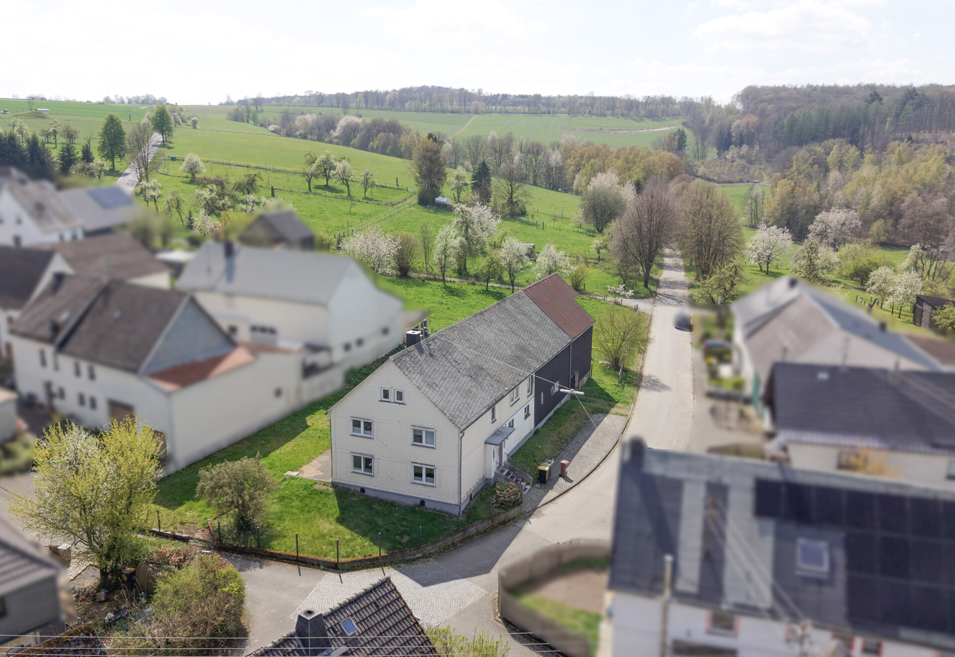 Stilvoll renoviert: Großes Bauernhaus mit 2 Pferdeboxen und Ausbaupotenzial für Wohnen & Arbeiten