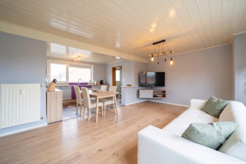 Wohnzimmer Hinterhaus KI generiert