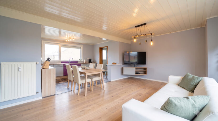Wohnzimmer Hinterhaus KI generiert