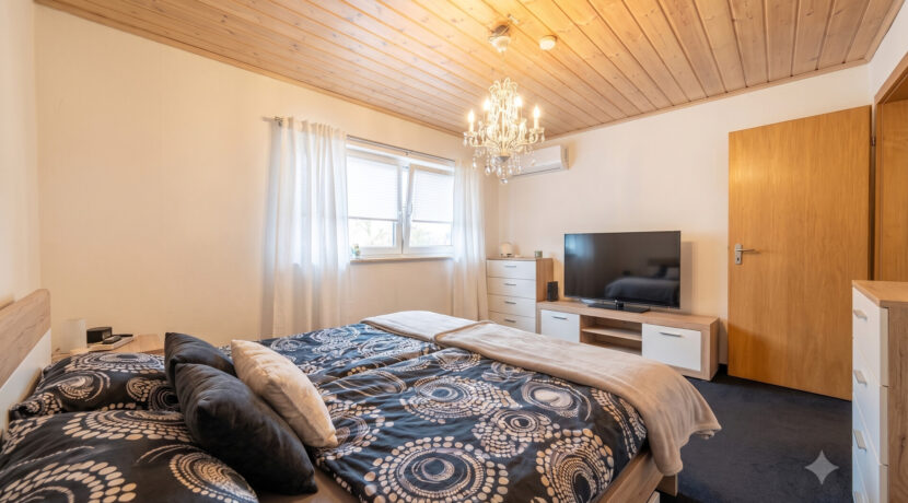 Elternschlafzimmer Hinterhaus KI generiert
