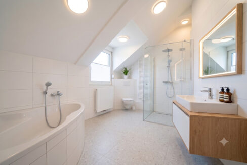 Badezimmer Hinterhaus KI generiert