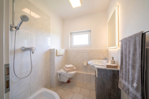 Gäste WC Hinterhaus KI generiert