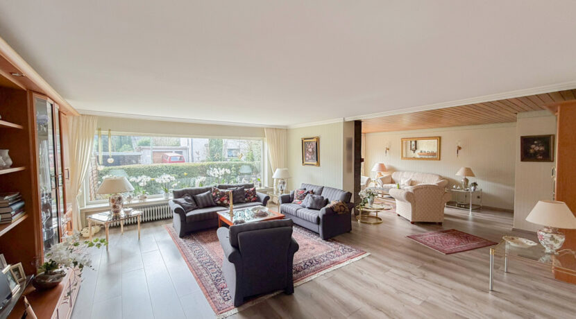 großes Wohnzimmer (EG)
