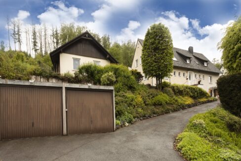 Ansicht mit Garagen und Tiny House